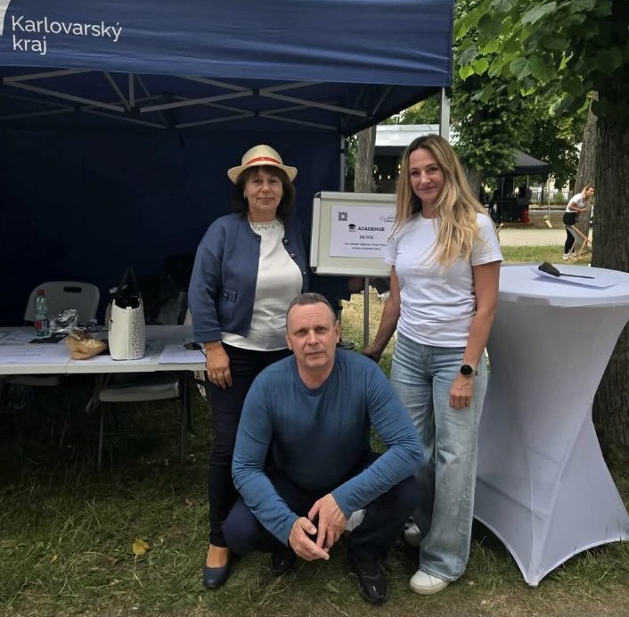 PETIČNÍ PODPISY ZE „DNE KRAJE A MĚSTA“ NA KARLOVARSKÉM FILMOVÉM FESTIVALU